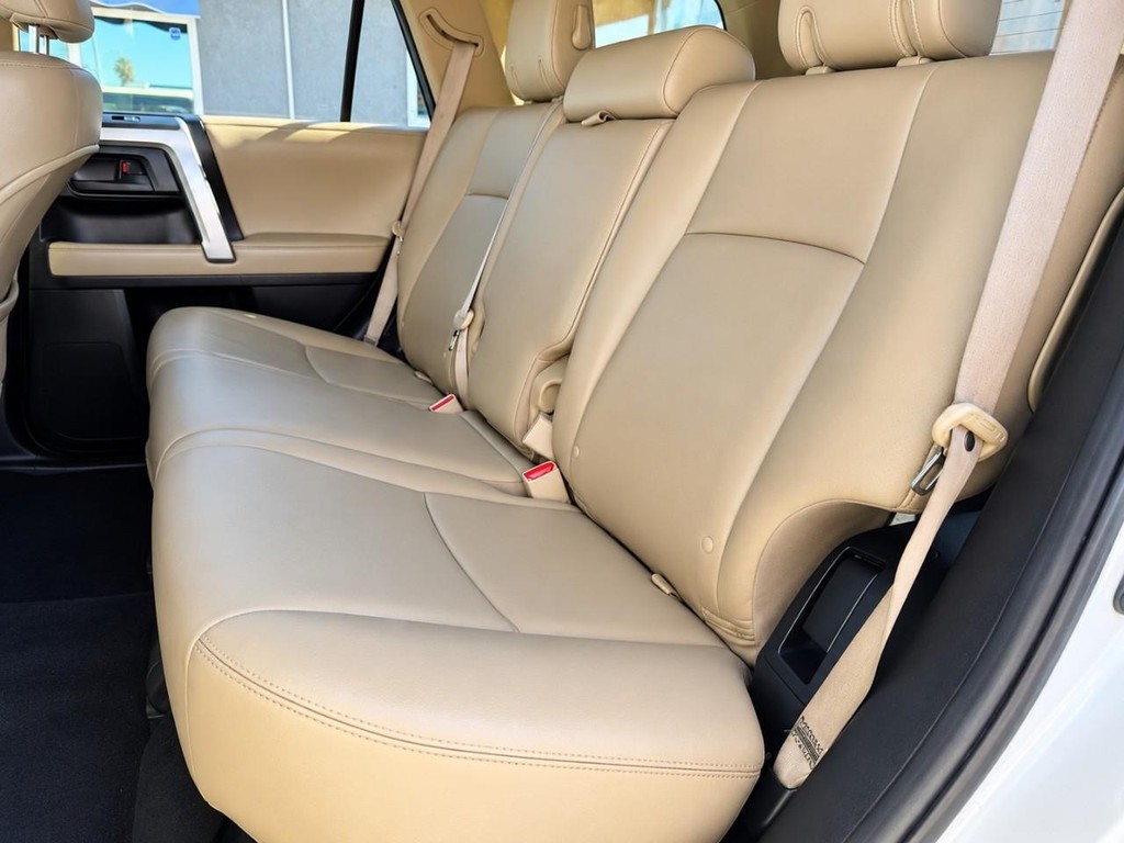 Toyota 4Runner Vehicle Full-screen Gallery Image 21