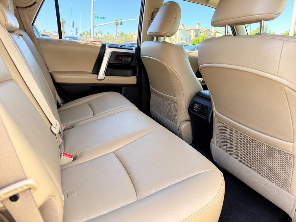 Toyota 4Runner Vehicle Full-screen Gallery Image 24