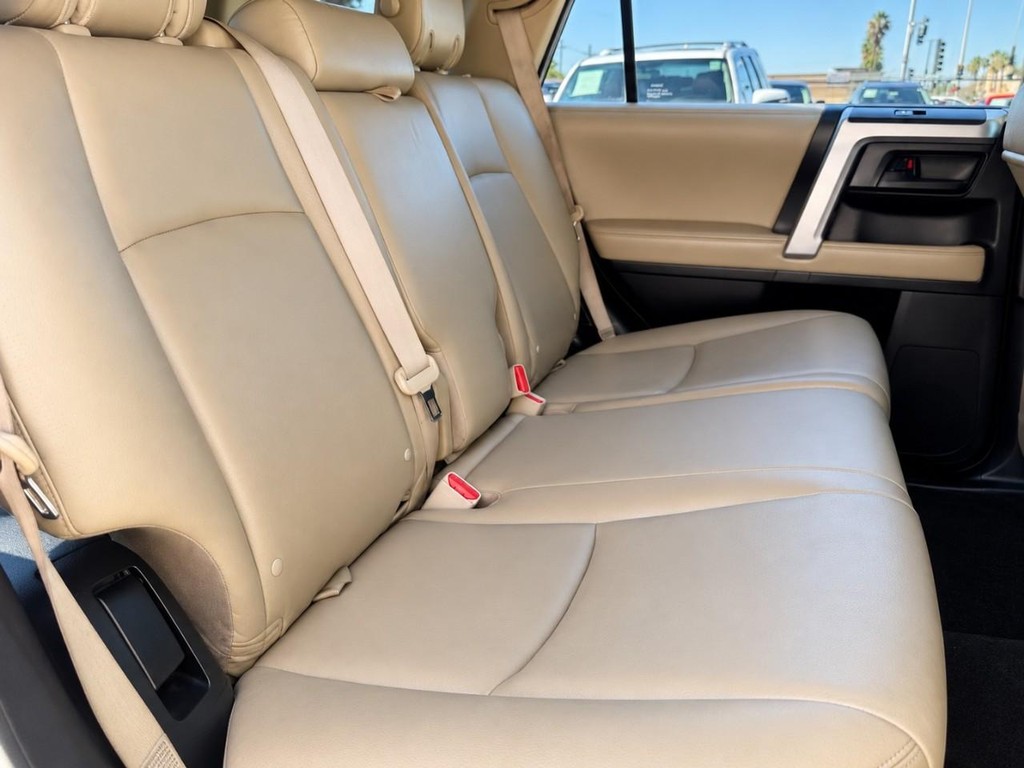 Toyota 4Runner Vehicle Full-screen Gallery Image 25