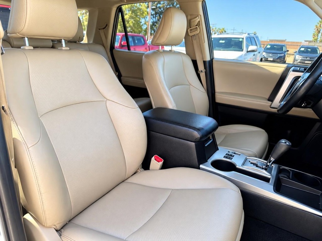Toyota 4Runner Vehicle Full-screen Gallery Image 26