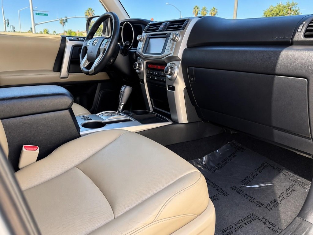 Toyota 4Runner Vehicle Full-screen Gallery Image 27