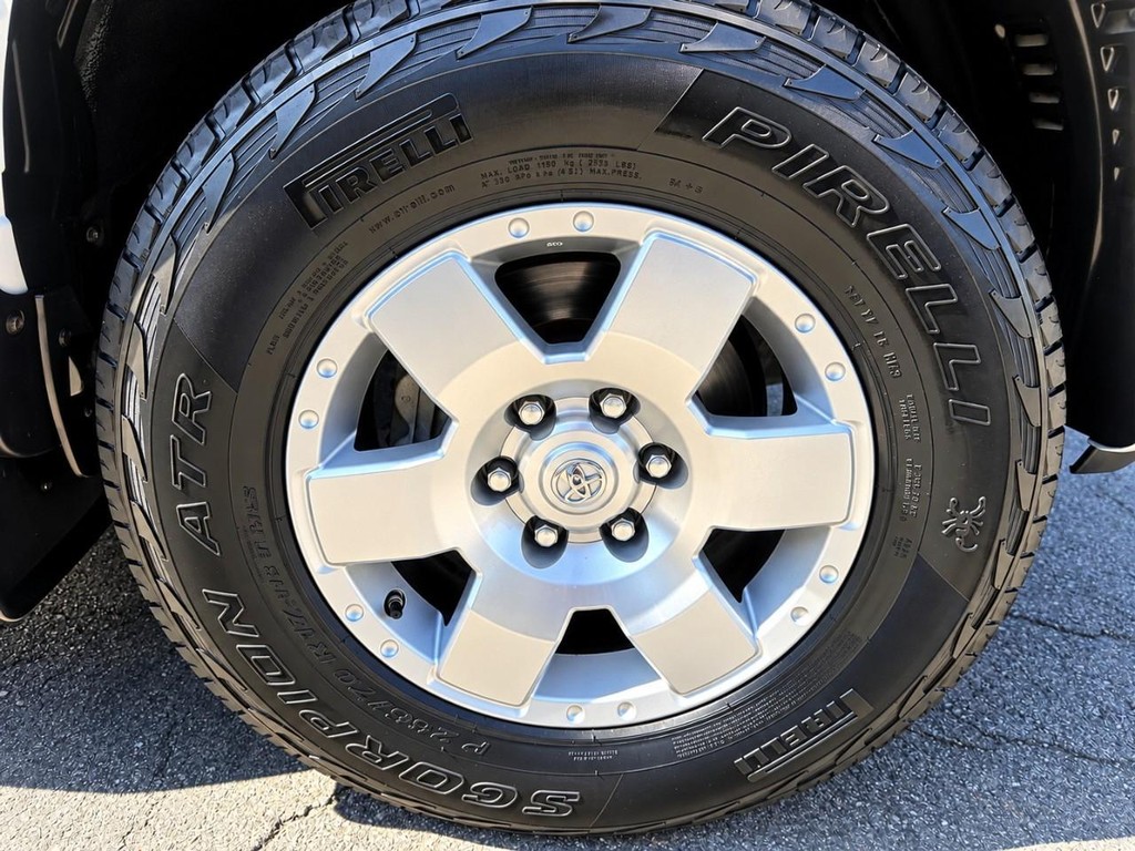 Toyota 4Runner Vehicle Full-screen Gallery Image 31