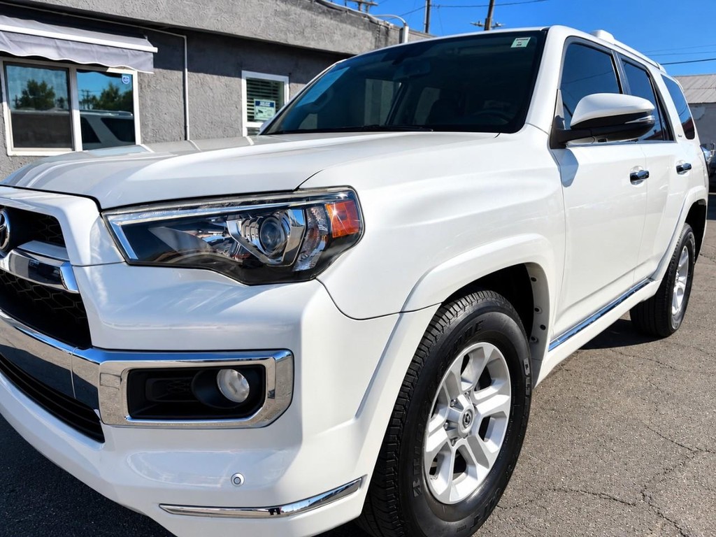 Toyota 4Runner Vehicle Full-screen Gallery Image 3
