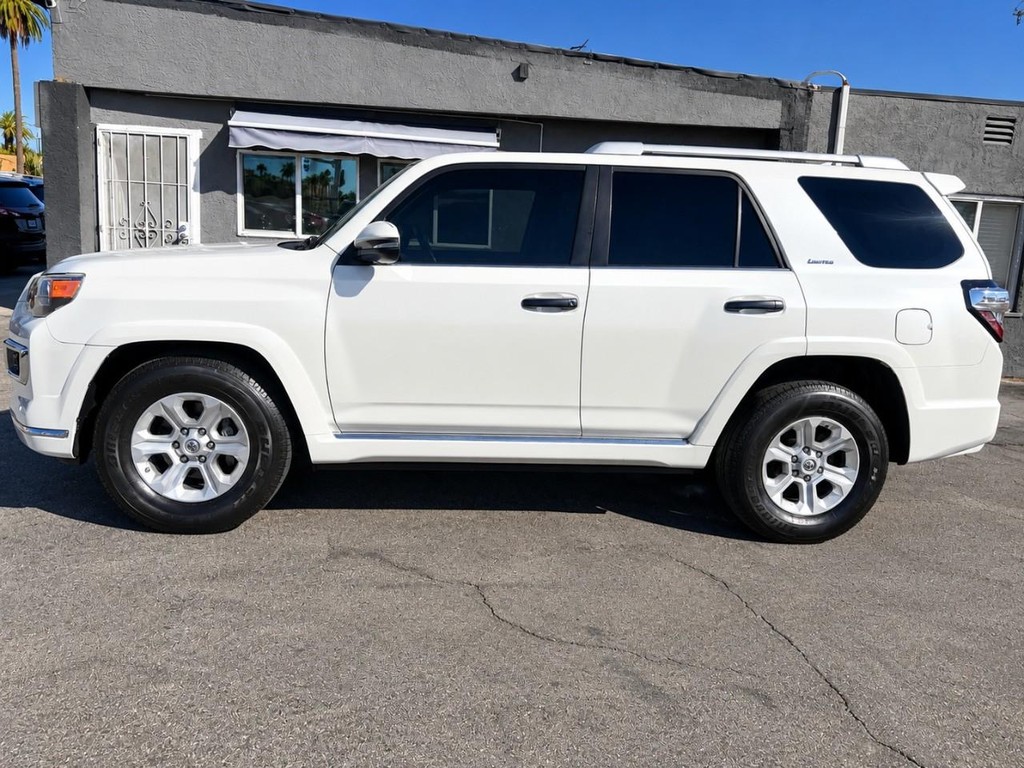 Toyota 4Runner Vehicle Full-screen Gallery Image 4