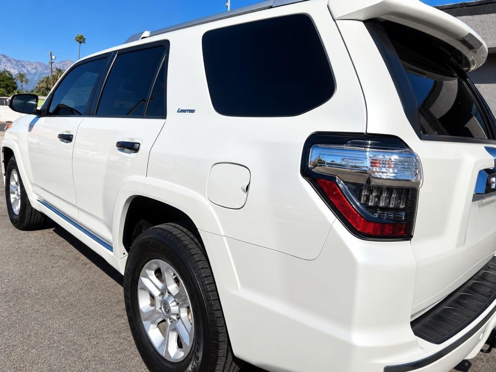Toyota 4Runner Vehicle Full-screen Gallery Image 5