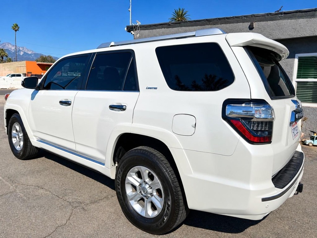Toyota 4Runner Vehicle Full-screen Gallery Image 6