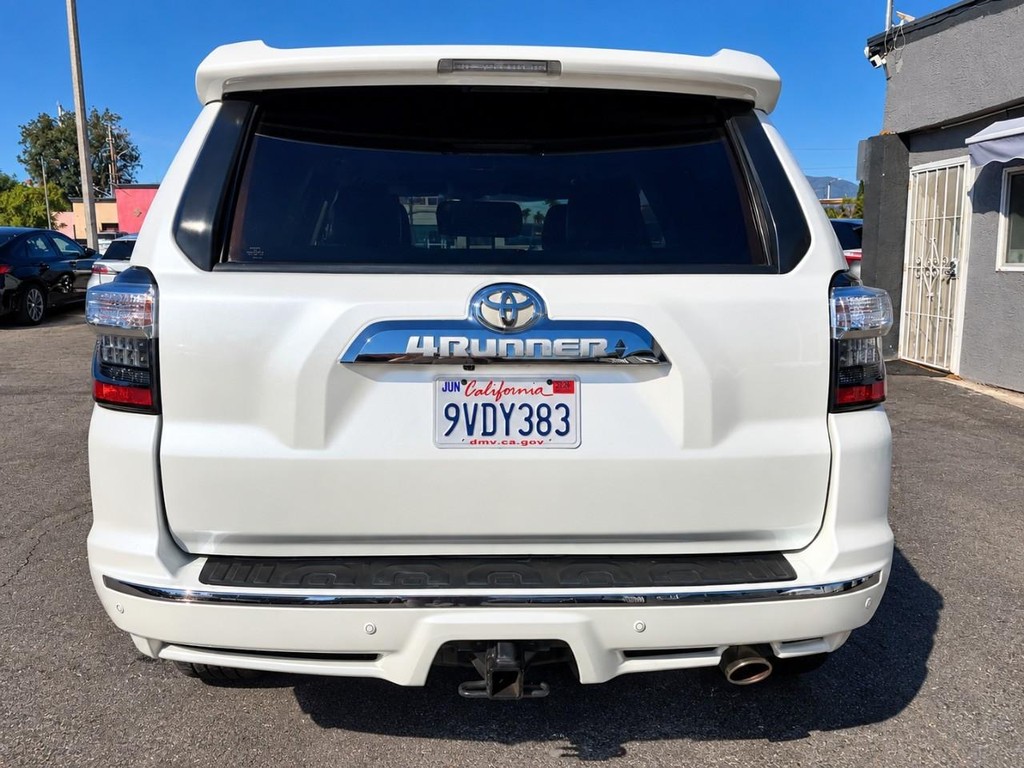 Toyota 4Runner Vehicle Full-screen Gallery Image 7