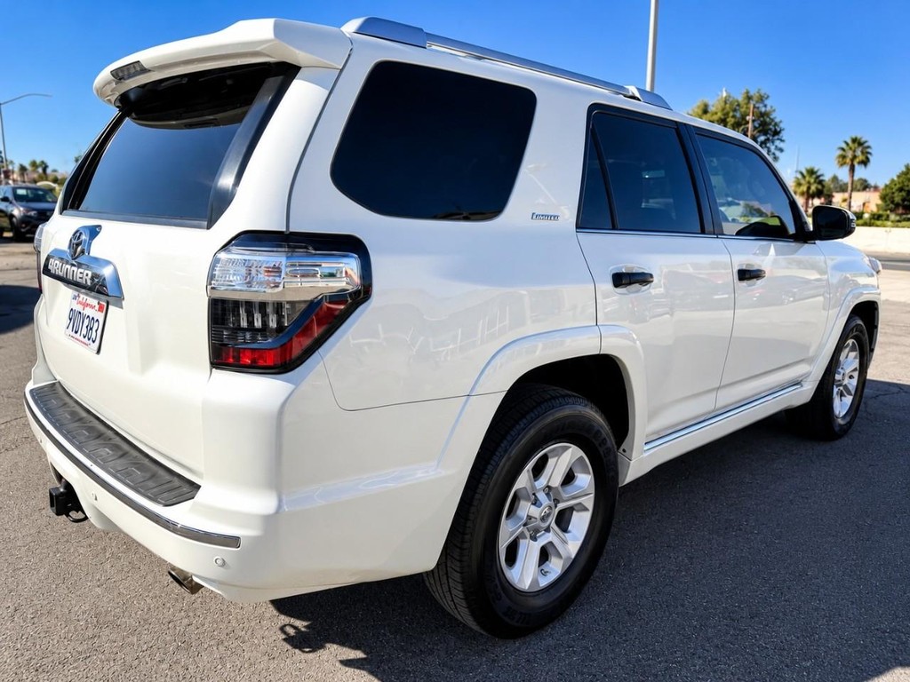Toyota 4Runner Vehicle Full-screen Gallery Image 8
