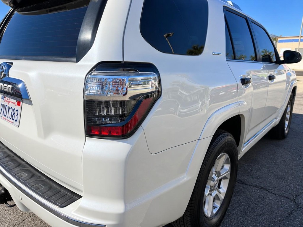 Toyota 4Runner Vehicle Full-screen Gallery Image 9