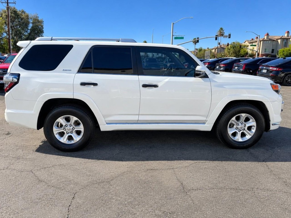 Toyota 4Runner Vehicle Full-screen Gallery Image 10