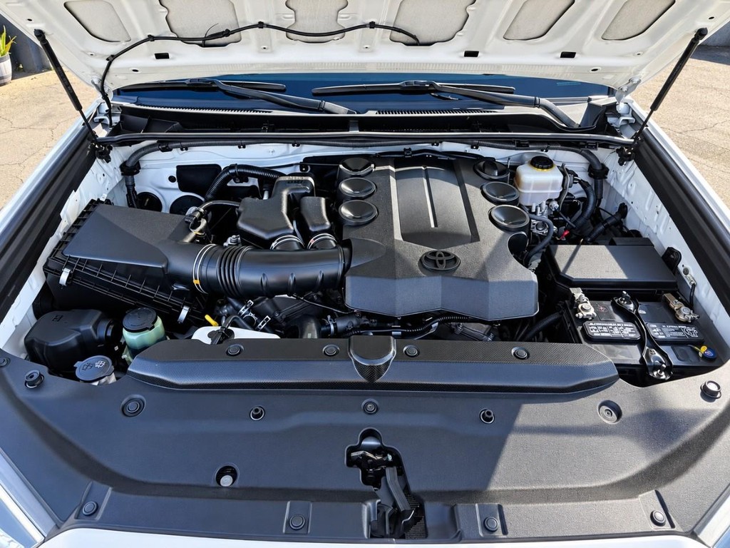 Toyota 4Runner Vehicle Full-screen Gallery Image 14