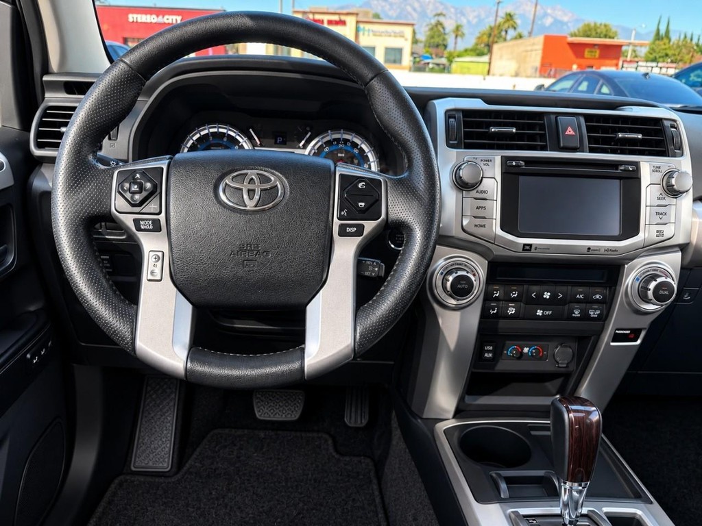 Toyota 4Runner Vehicle Full-screen Gallery Image 15