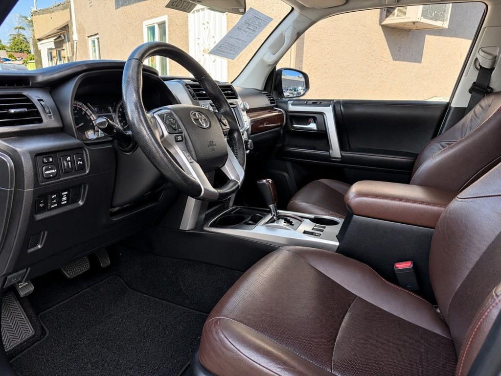 Toyota 4Runner Vehicle Full-screen Gallery Image 16
