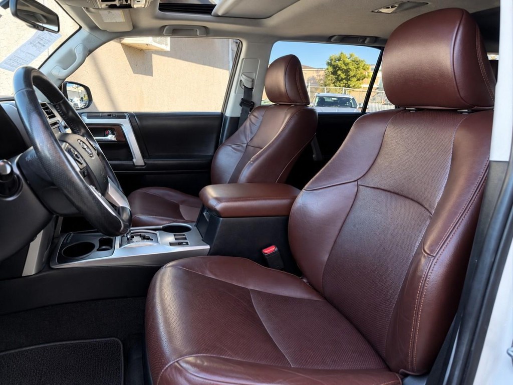 Toyota 4Runner Vehicle Full-screen Gallery Image 17