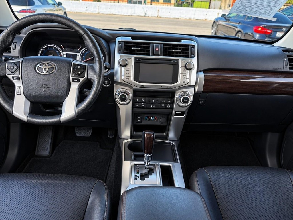 Toyota 4Runner Vehicle Full-screen Gallery Image 18
