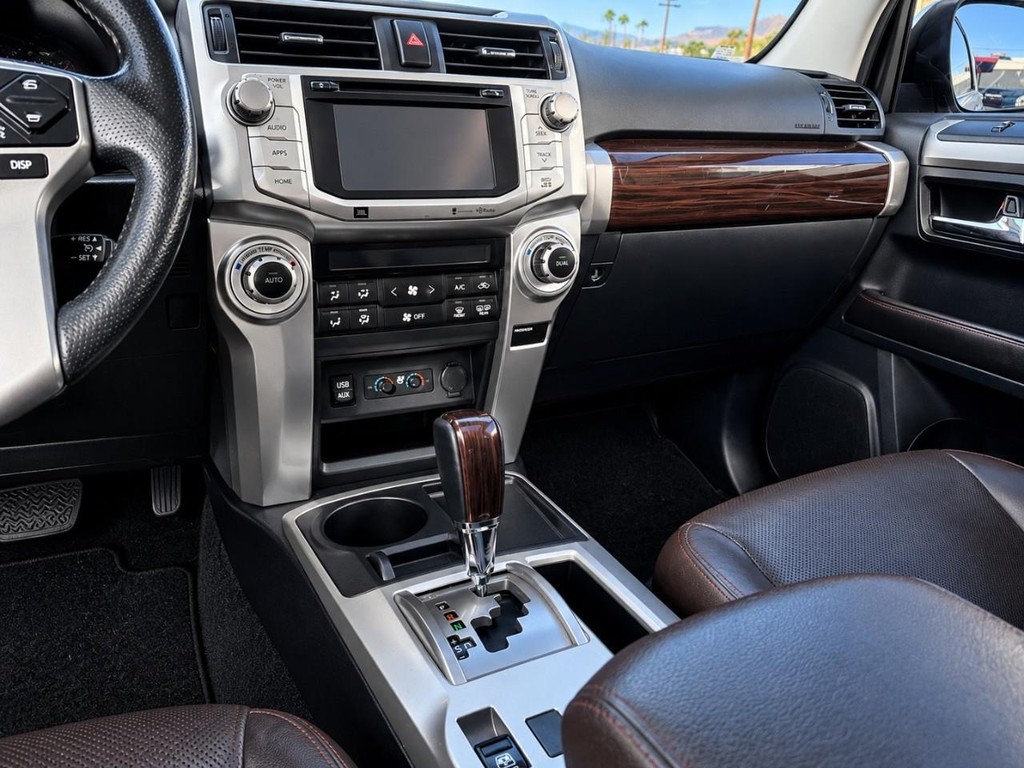 Toyota 4Runner Vehicle Full-screen Gallery Image 19