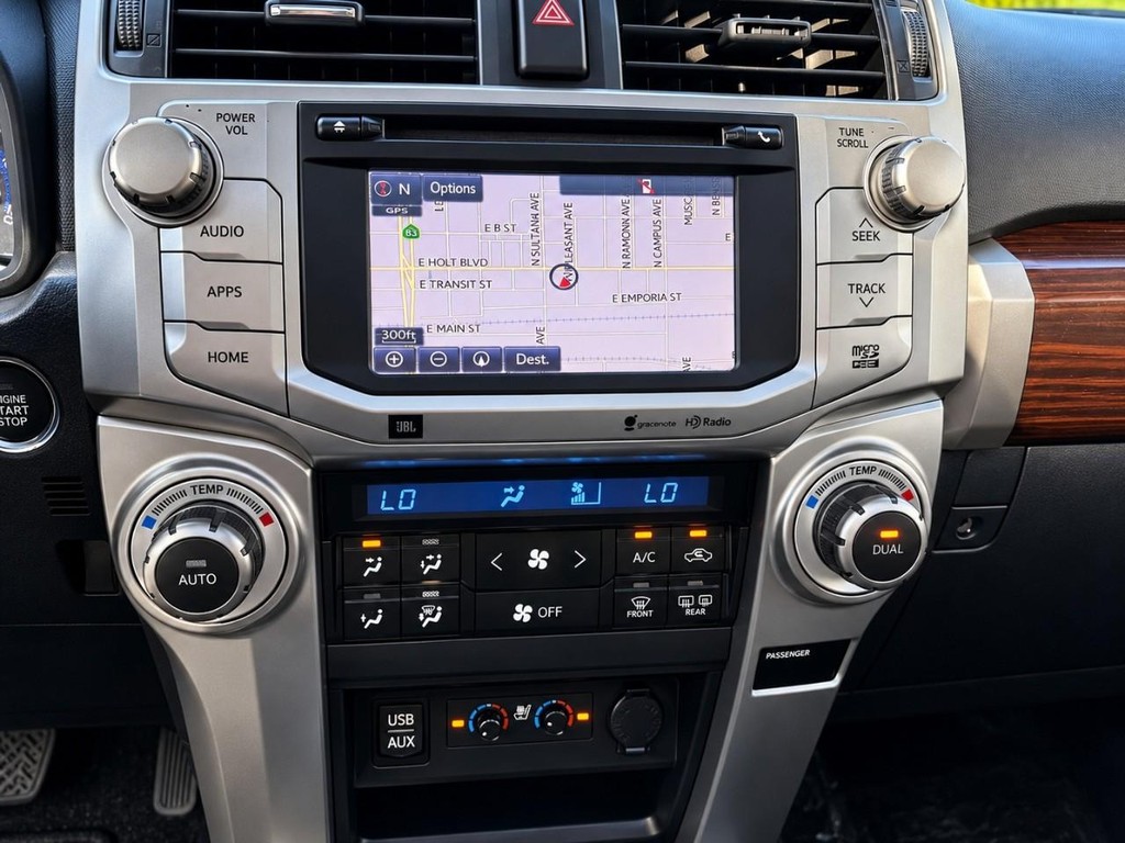 Toyota 4Runner Vehicle Full-screen Gallery Image 20