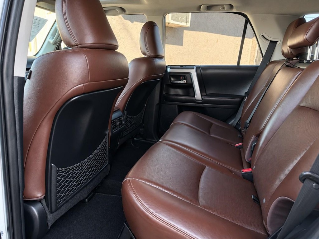 Toyota 4Runner Vehicle Full-screen Gallery Image 23