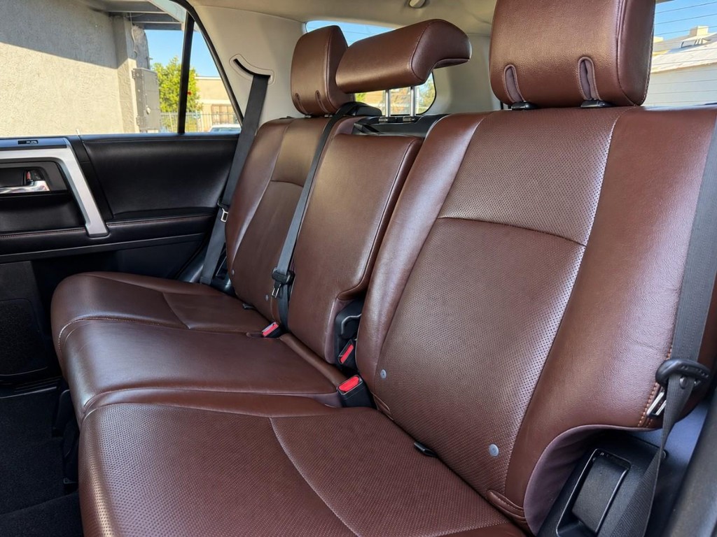 Toyota 4Runner Vehicle Full-screen Gallery Image 24