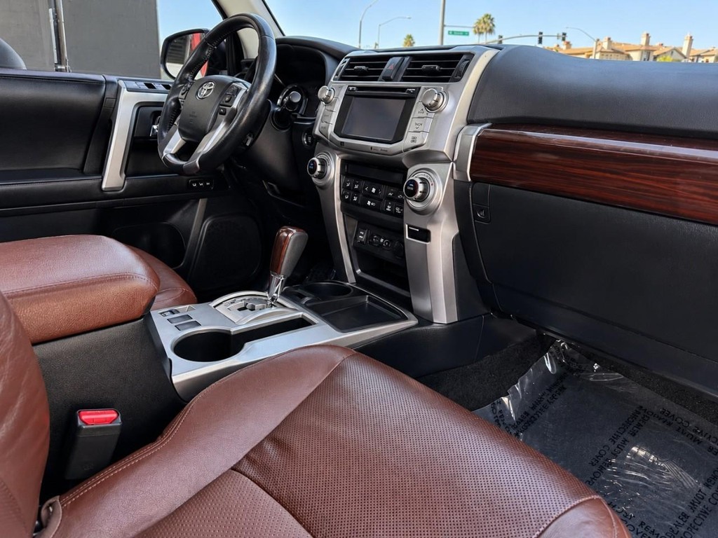 Toyota 4Runner Vehicle Full-screen Gallery Image 25