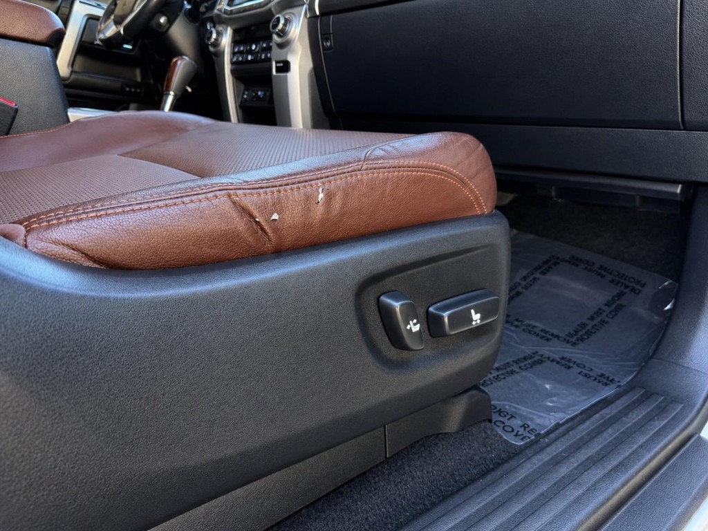 Toyota 4Runner Vehicle Full-screen Gallery Image 26