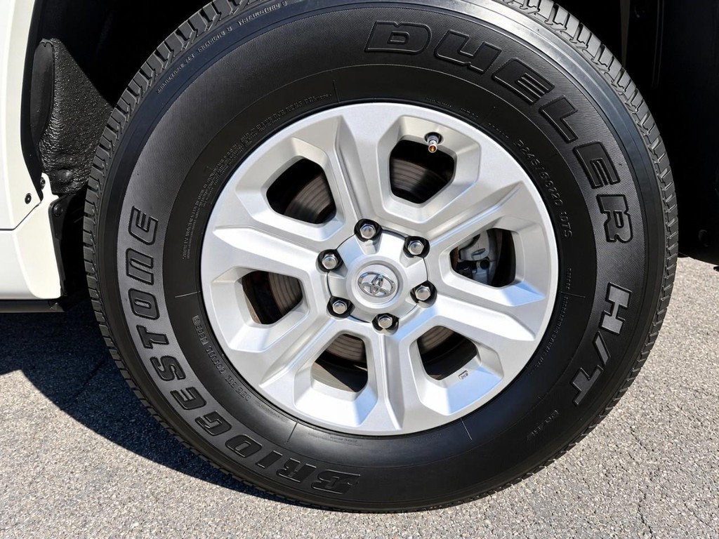 Toyota 4Runner Vehicle Full-screen Gallery Image 31