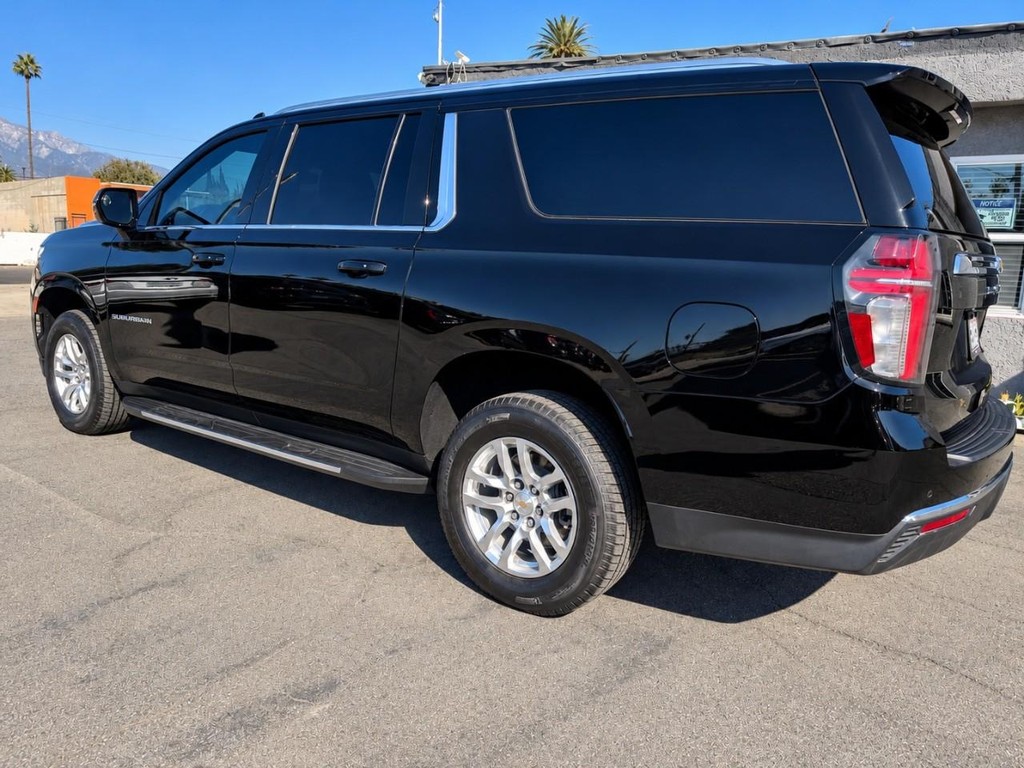 Chevrolet Suburban Vehicle Full-screen Gallery Image 6