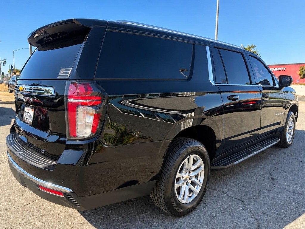 Chevrolet Suburban Vehicle Full-screen Gallery Image 9
