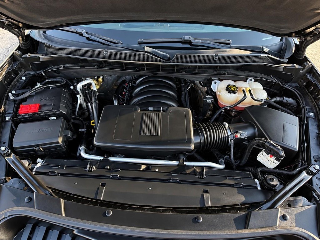 Chevrolet Suburban Vehicle Full-screen Gallery Image 15