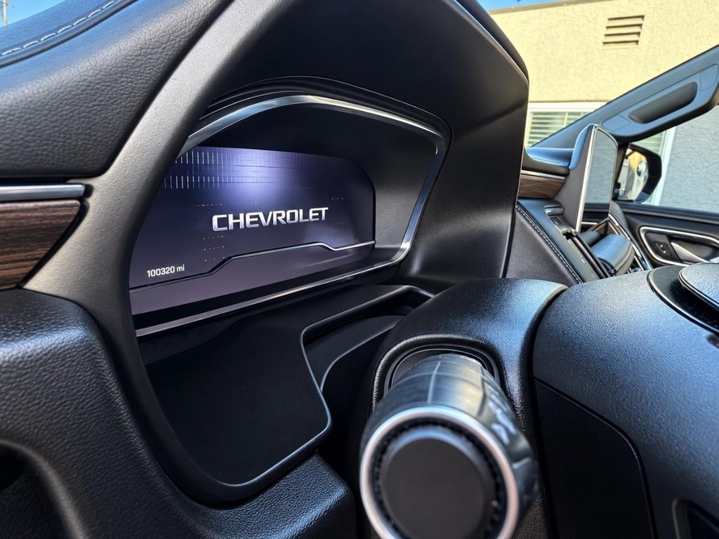 Chevrolet Suburban Vehicle Full-screen Gallery Image 16