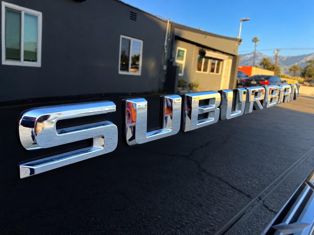 Chevrolet Suburban Vehicle Full-screen Gallery Image 17