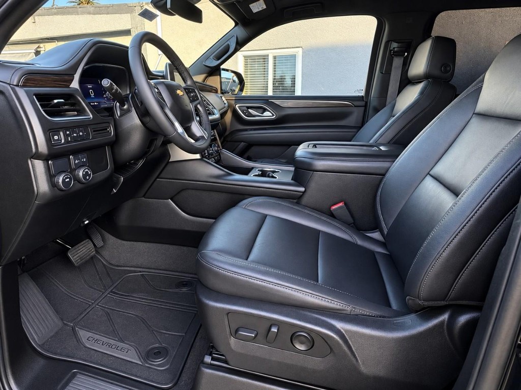 Chevrolet Suburban Vehicle Full-screen Gallery Image 19