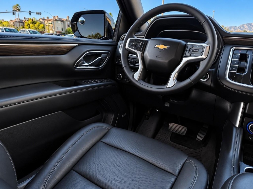 Chevrolet Suburban Vehicle Full-screen Gallery Image 20
