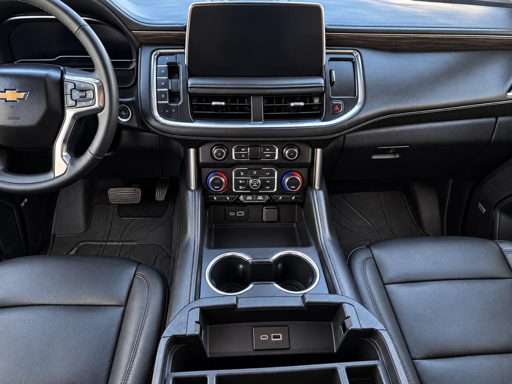 Chevrolet Suburban Vehicle Full-screen Gallery Image 21