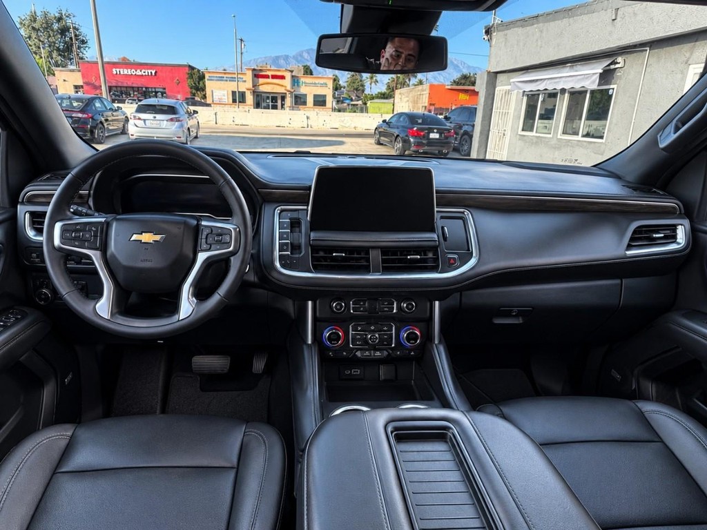 Chevrolet Suburban Vehicle Full-screen Gallery Image 22