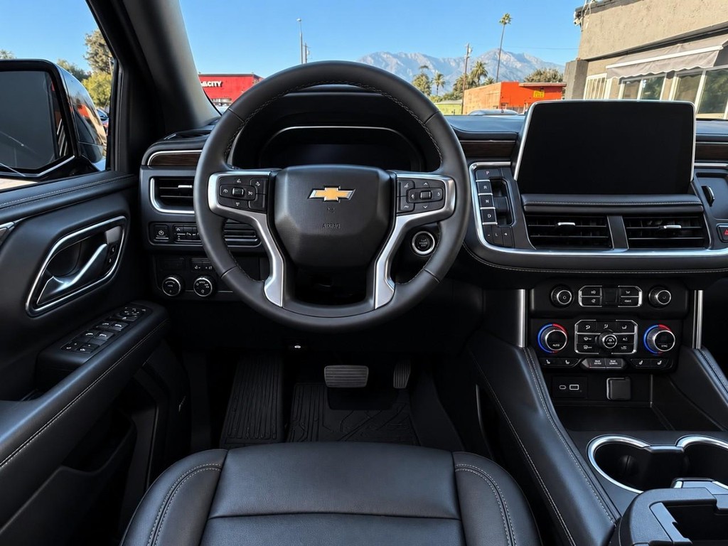 Chevrolet Suburban Vehicle Full-screen Gallery Image 23