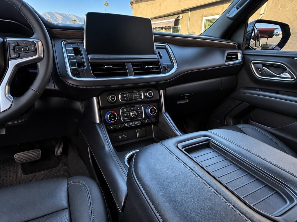 Chevrolet Suburban Vehicle Full-screen Gallery Image 24