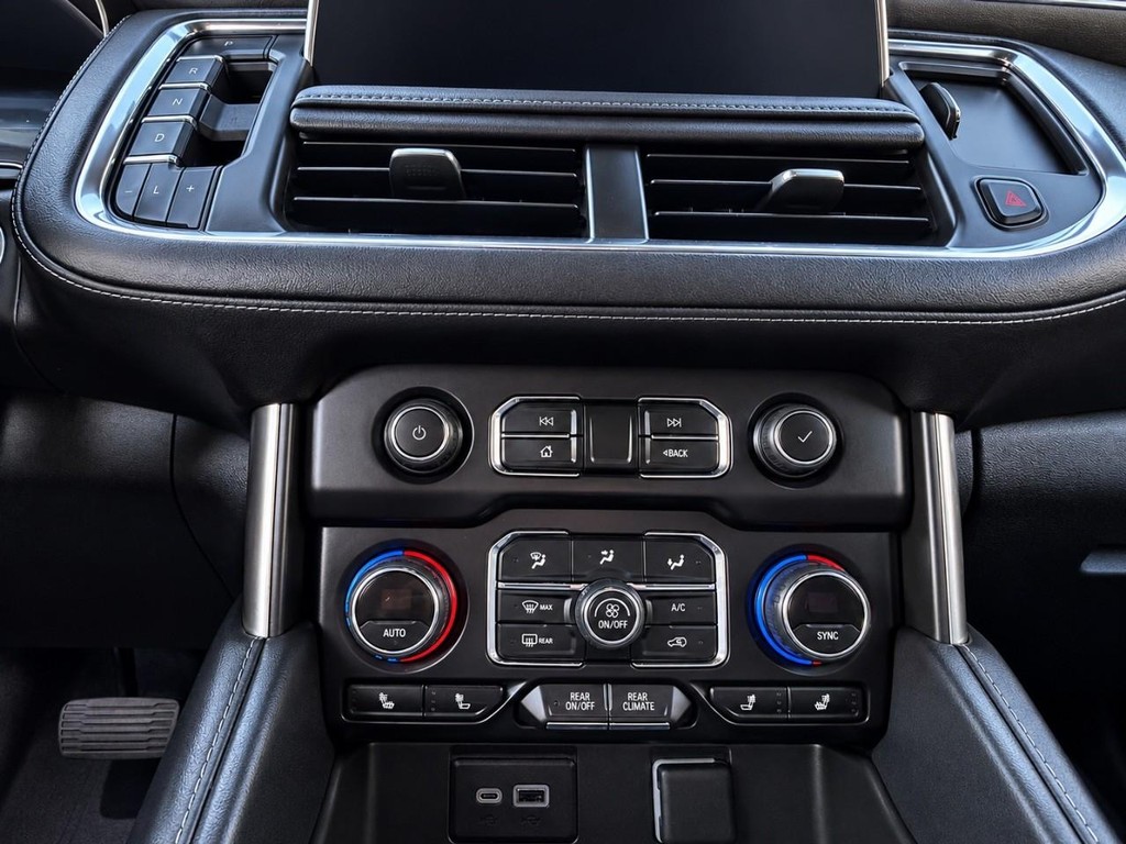 Chevrolet Suburban Vehicle Full-screen Gallery Image 25