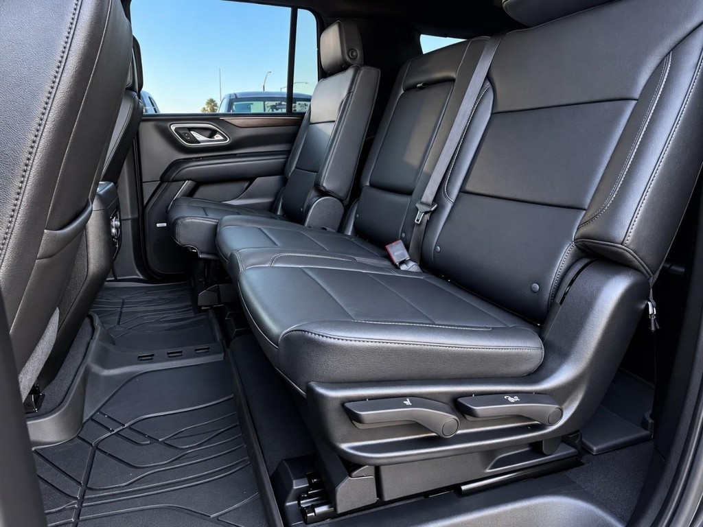 Chevrolet Suburban Vehicle Full-screen Gallery Image 27