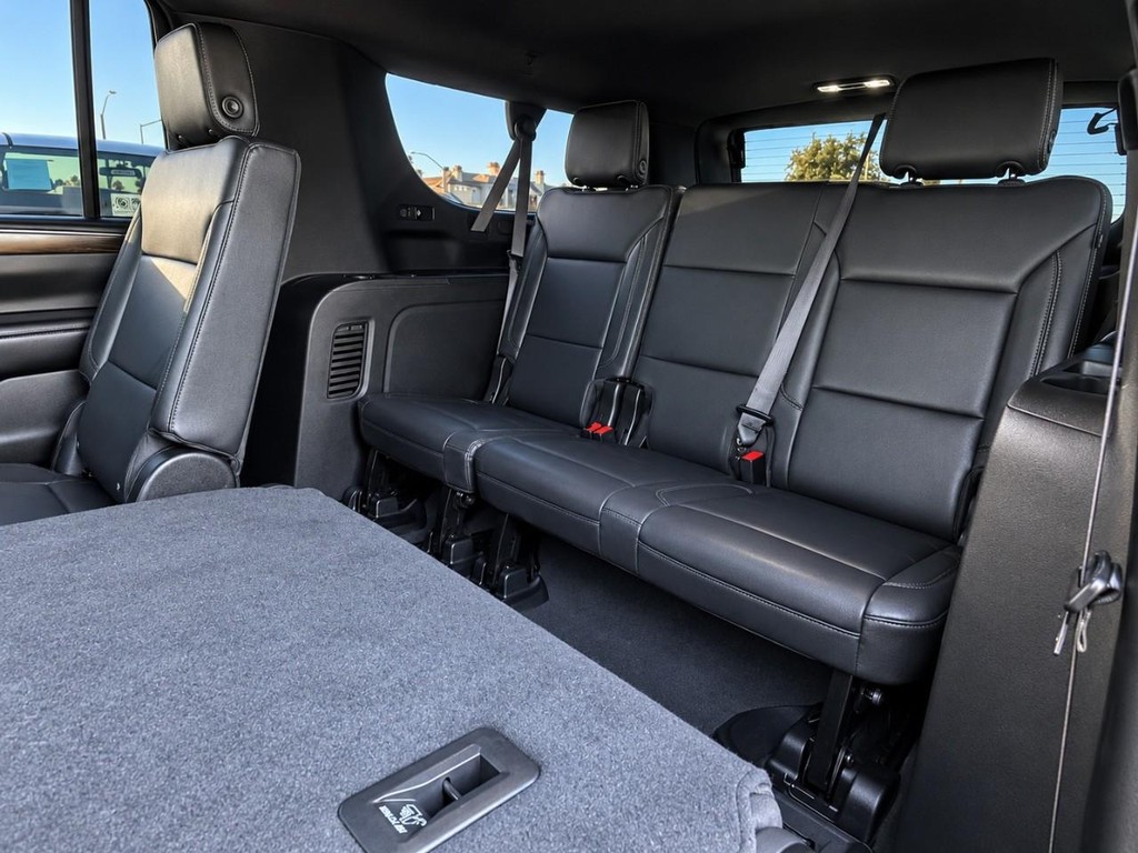 Chevrolet Suburban Vehicle Full-screen Gallery Image 28