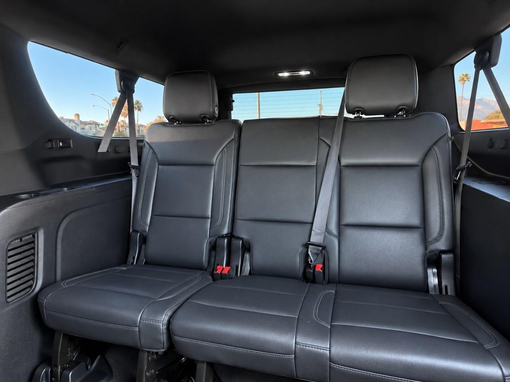 Chevrolet Suburban Vehicle Full-screen Gallery Image 29