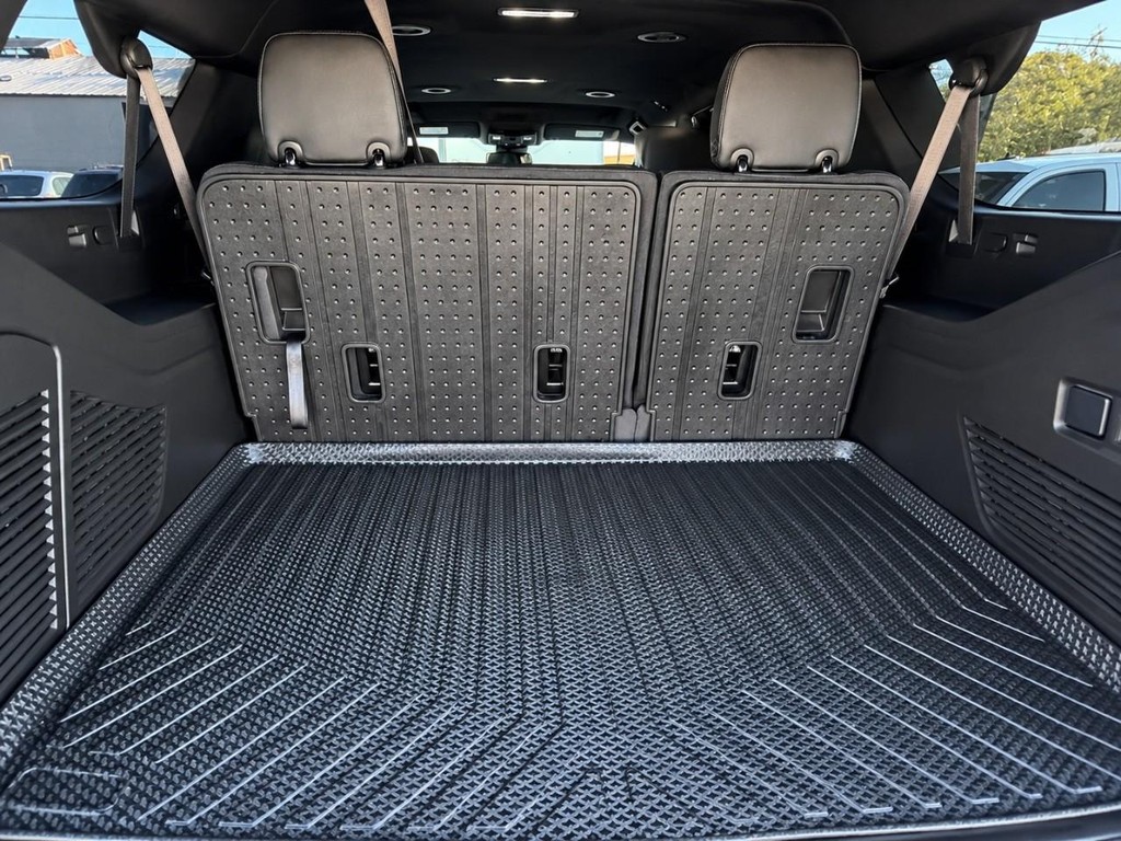 Chevrolet Suburban Vehicle Full-screen Gallery Image 30