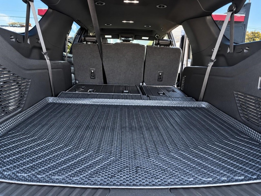 Chevrolet Suburban Vehicle Full-screen Gallery Image 31