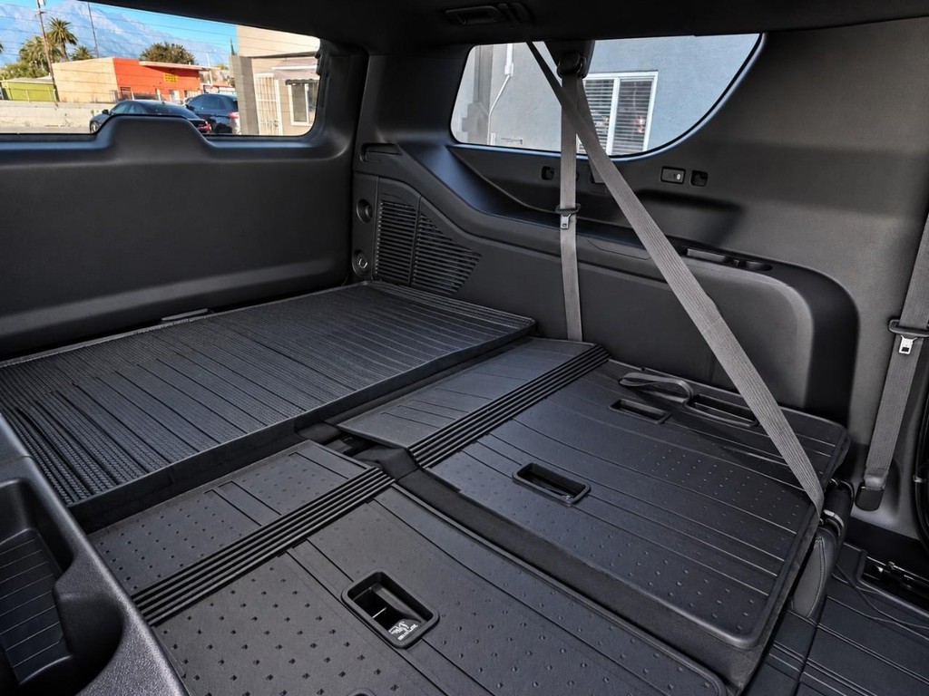 Chevrolet Suburban Vehicle Full-screen Gallery Image 32