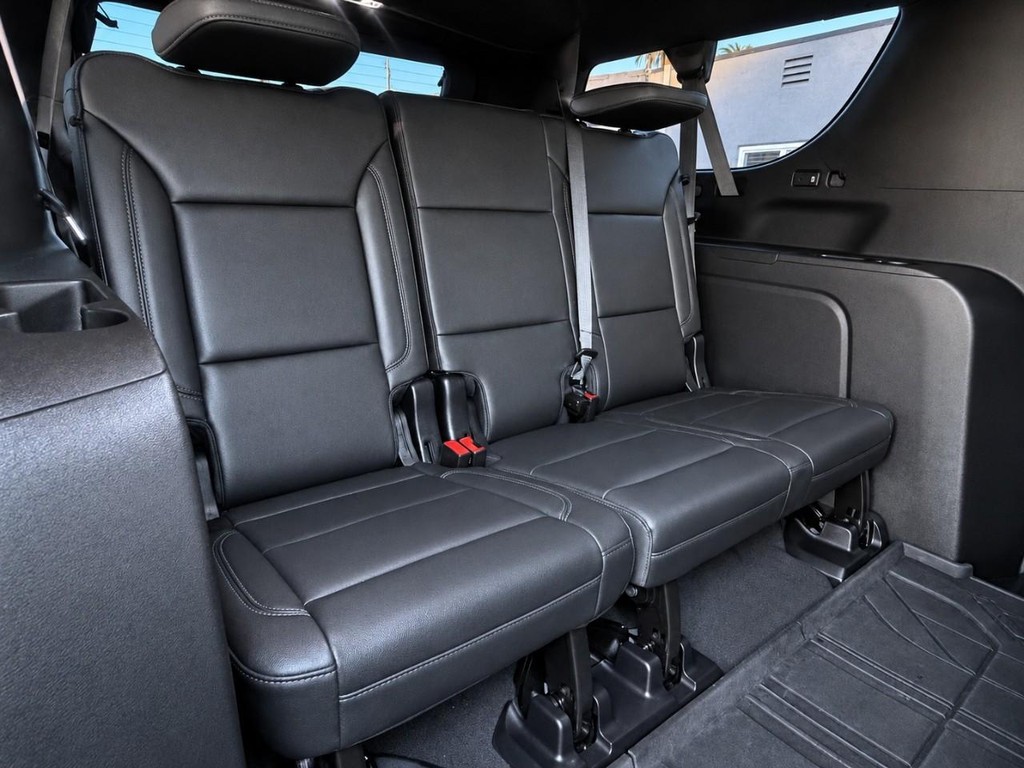 Chevrolet Suburban Vehicle Full-screen Gallery Image 34