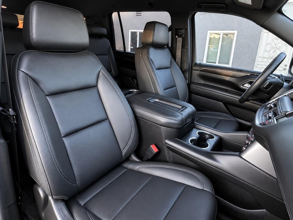 Chevrolet Suburban Vehicle Full-screen Gallery Image 35