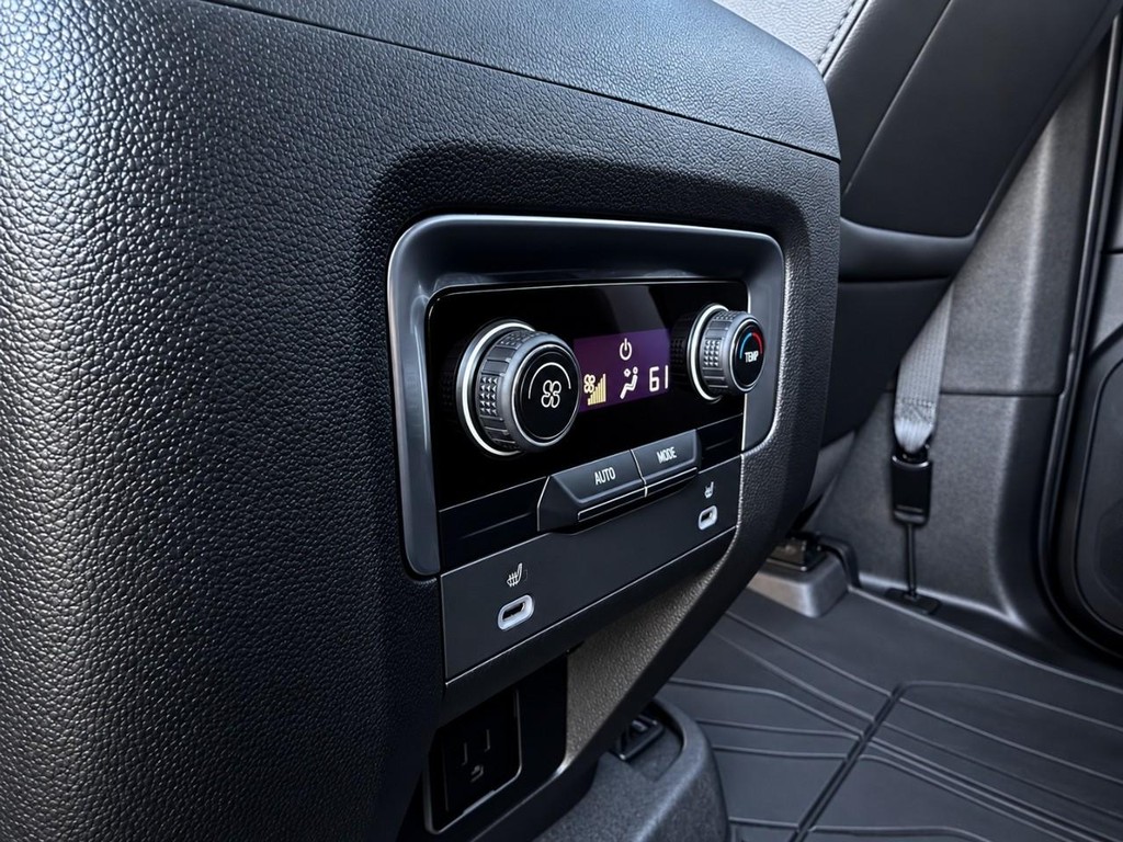 Chevrolet Suburban Vehicle Full-screen Gallery Image 37
