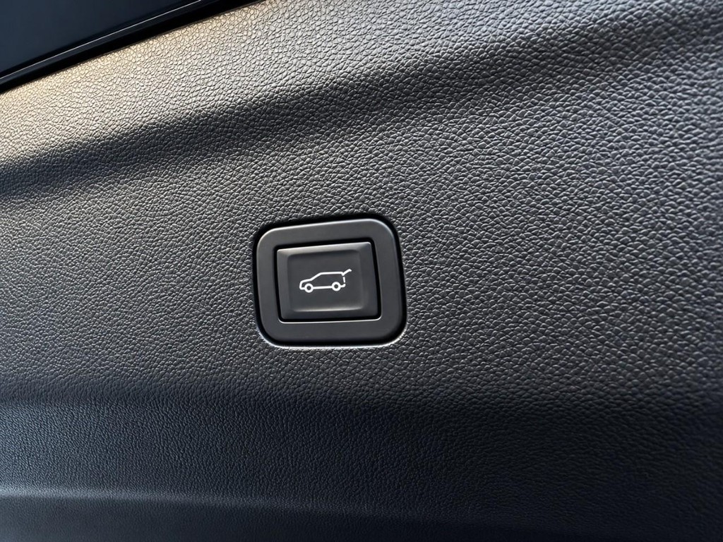 Chevrolet Suburban Vehicle Full-screen Gallery Image 38