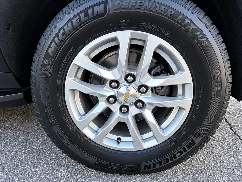 Chevrolet Suburban Vehicle Full-screen Gallery Image 41