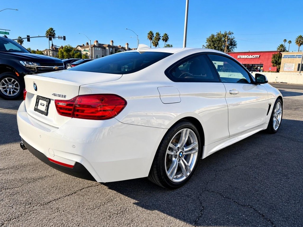 BMW 4 Series Vehicle Full-screen Gallery Image 8
